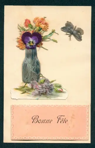 Oblaten-AK Blumenvase mit Stiefmütterchen neben einem Schmetterling