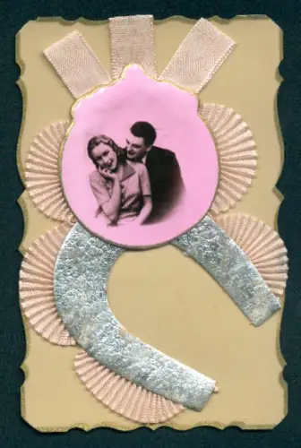 Oblaten-AK Portrait eines jungen Paares mit Hufeisen