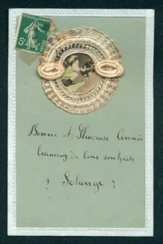 Oblaten-AK Portrait einer hübschen Frau, von Stoff umgeben