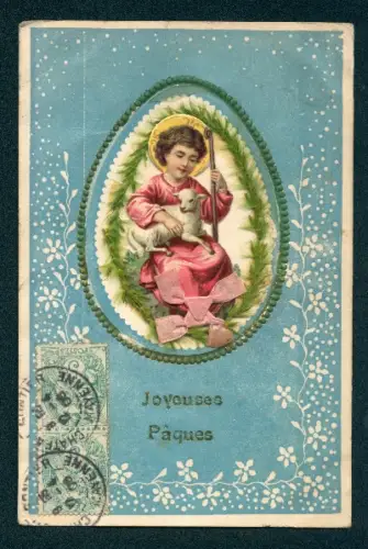 Oblaten-AK Jesuskind mit Aureole und Lämmchen auf dem Schoss, darum ein Osterei