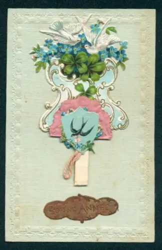 Oblaten-AK Vergissmeinnicht mit Kleeblättern, weissen Tauben und Schwalbe