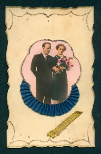 Oblaten-AK Portrait eines Paares mit Rosenstrauss