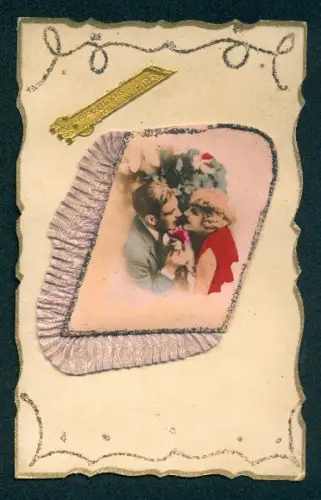 Oblaten-AK Portrait eines Paares mit einer Rose zwischen sich