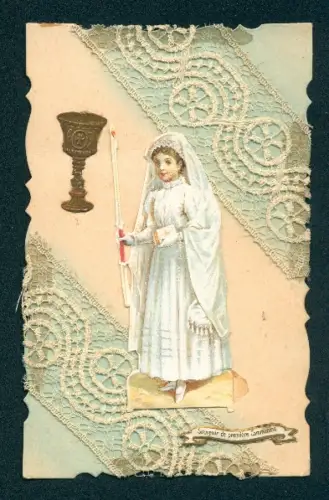 Oblaten-AK Kind im weissen Kleid mit Kommunionskerze neben einem Kelch