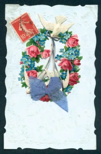 Oblaten-AK Kranz mit Rosen und Vergissmeinnicht sowie weissen Tauben und einer blauen Schleife