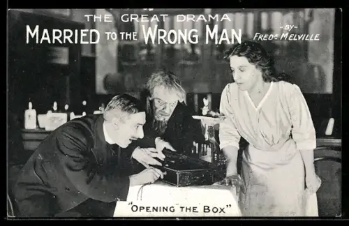 AK Plakat für Theaterstück Married to the Wrong Man von Fred Melville, Menschen öffnen eine mysteriöse Box