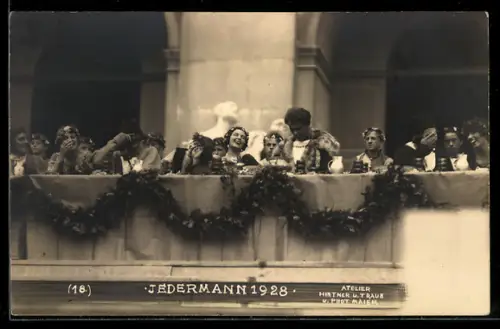 AK Szene aus dem Theaterstück Jedermann im Jahr 1928, Schauspieler in Verkleidungen mit Blumenschmuck im Haar