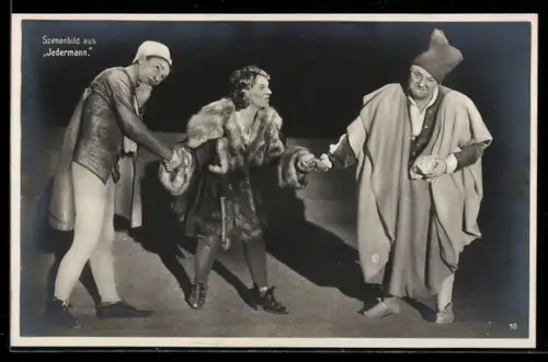 AK Szene aus dem Theaterstück Jedermann, Drei Schauspieler auf der Bühne