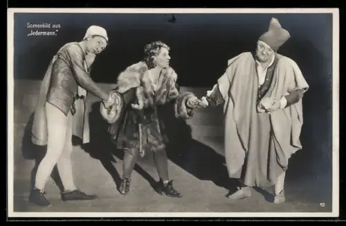 AK Szene aus dem Theaterstück Jedermann, Drei Schauspieler halten sich an den Händen