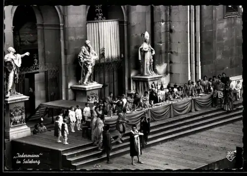 AK Salzburg, Jedermann-Aufführung vor dem Dom, Theaterszene