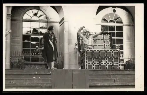 Foto-AK Jedermann-Aufführung, Charakter kommt aus einer Kiste