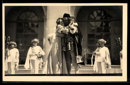 Foto-AK Jedermann-Aufführung, Paar umarmt sich