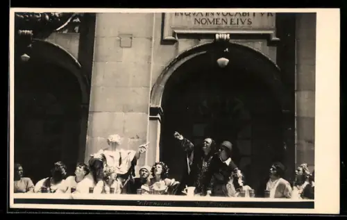 Foto-AK Salzburg, Jedermann-Aufführung, Mann zeigt in den Himmel