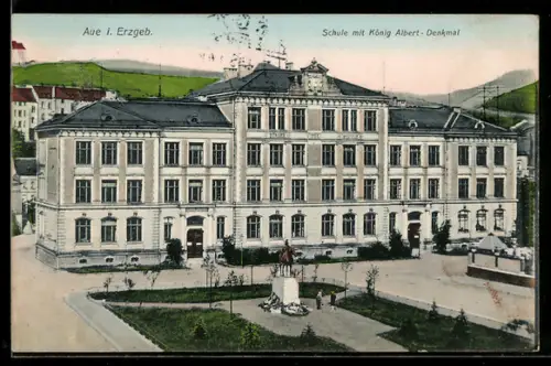 AK Aue i. Erzgeb., Schule mit König Albert-Denkmal