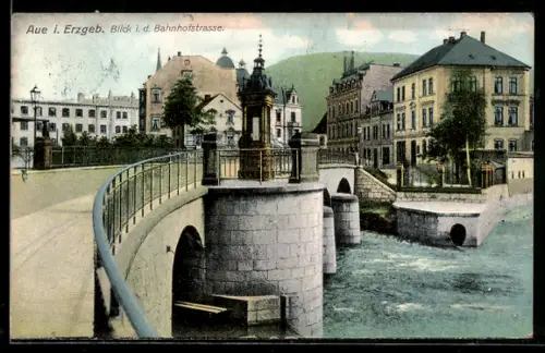 AK Aue i. Erzgeb., Blick in die Bahnhofstrasse mit Wettersäule