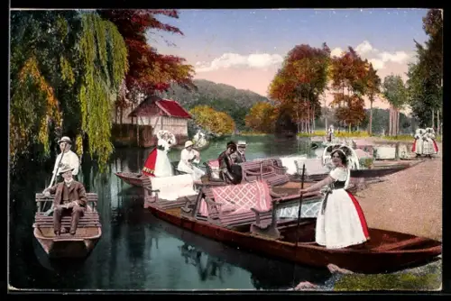 AK Lübbenau, Ansicht der Abfahrtsstelle mit Kahnführern in Spreewald-Tracht