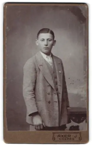Fotografie Axer J., Köszeg, Király út. 27, Junge in Anzug mit ernstem Blick