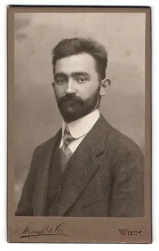 Fotografie Atelier Strauss & Co., Wien, Mariahilferstr. 38, Porträt eines Mannes im Anzug