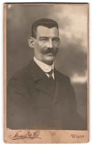 Fotografie Strauss & Co., Wien, Mariahilferstrasse 38, Porträt eines eleganten Herren