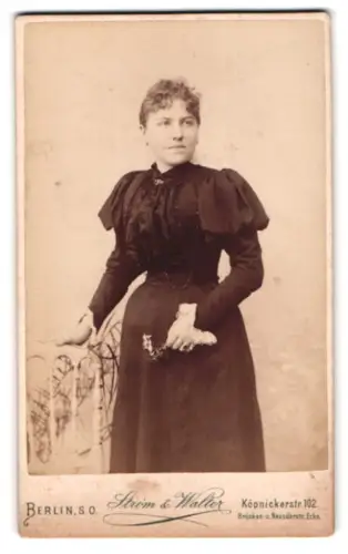 Fotografie Ström & Walter, Berlin, Köpenickerstr. 102, Dame im Kleid