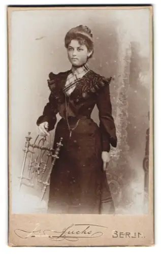 Fotografie J. Fuchs, Berlin, Neue Friedrichstr. 108, Elegante Dame im Kleid