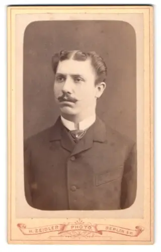 Fotografie H. Zeidler, Berlin, Jerusalemerstrasse 59, Porträt eines Mannes im Anzug