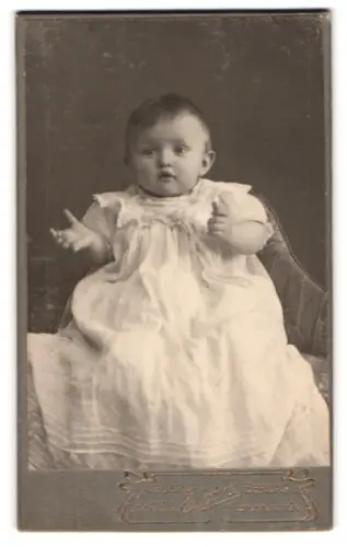 Fotografie Atelier Elvira, Berlin, Brunnenstrasse 24, Porträt eines Kleinkindes