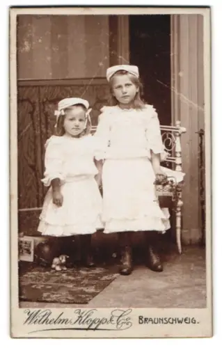Fotografie Wilhelm Klopp & Co., Braunschweig, Friedrich Wilhelmstr. 37, Zwei Mädchen in weissen Kleidern