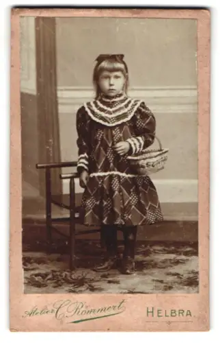 Fotografie Atelier C. Römmler, Helbra, Mädchen mit Korb