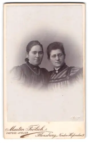 Fotografie Martin Frölich, Flensburg, Norder-Hofenden 9, Porträt von zwei Damen