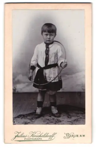 Fotografie Julius Kricheldorff, Berlin, Karlstrasse 26, Porträt eines Kindes mit Reifen