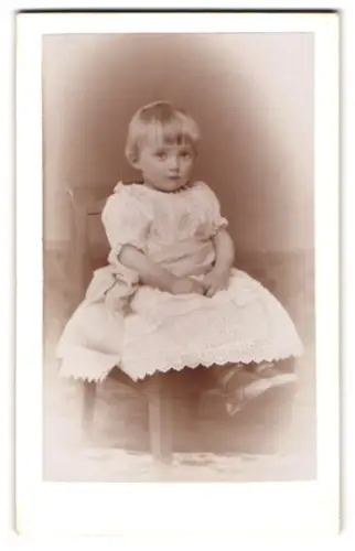 Fotografie H. Schmiedeknecht, Blankenburg, Obere Strasse 181, Porträt eines Kindes auf einem Stuhl