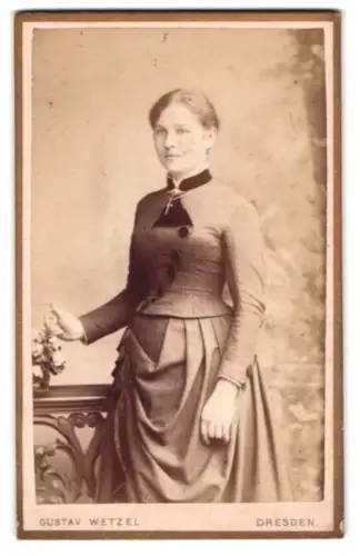 Fotografie Gustav Wetzel, Dresden, Prager-Strasse 6, Dame im eleganten Kleid