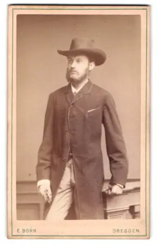 Fotografie E. Born, Dresden, Pragerstrasse 5, Porträt eines eleganten Herren mit Hut