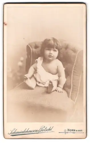 Fotografie Schmiedehausen & Petschl, Horn, N.Ö., Porträt eines Kleinkinds auf einem Sessel