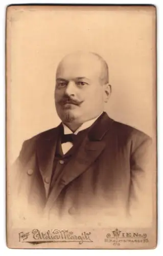 Fotografie Atelier Margit, Wien, Hauptstrasse 95, Porträt eines Herrn im Anzug