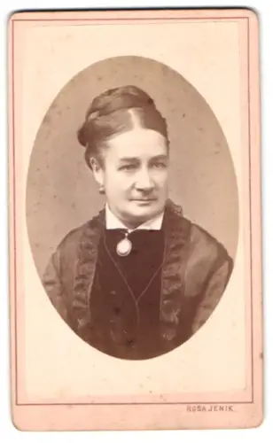 Fotografie Rosa Jenik, Wien, Josefstädterstrasse 6, Porträt einer Dame