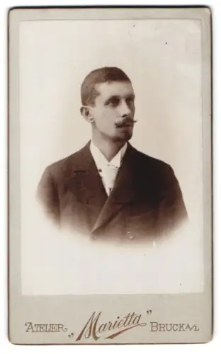 Fotografie Atelier Marietta, Bruck a. L., Eleganter Herr im Anzug