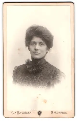 Fotografie R. Krziwanek, Wien, Hofstallstrasse 5, Porträt einer Frau