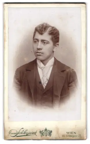 Fotografie Conrad Schlossarek, Wien, Blindengasse 22, Porträt eines jungen Mannes in Anzug