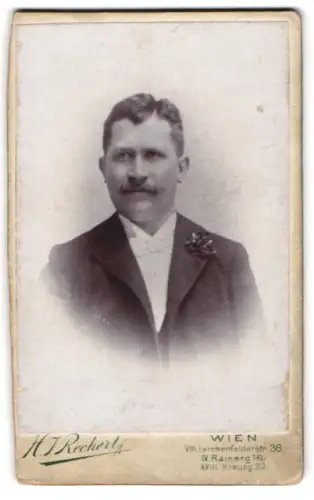 Fotografie H. Rechert, Wien, Lerchenfelderstr. 38, Portrait eines Herrn im Anzug