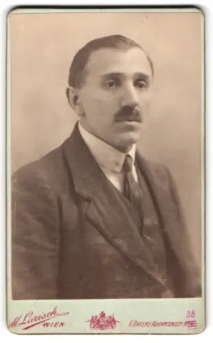 Fotografie M. Larisch, Wien, Untere Augartenstrasse 38, Porträt eines Mannes im Anzug