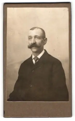 Fotografie unbekannter Fotograf und Ort, Porträt eines Mannes im Anzug