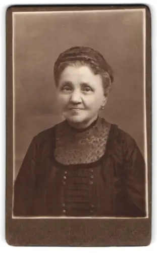 Fotografie unbekannter Fotograf und Ort, ältere Dame mit freundlichem Ausdruck