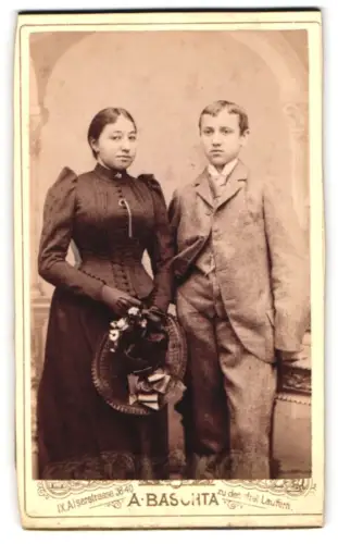 Fotografie A. Baschta, Wien, Alserstrasse 38-40, Porträt eines elegant gekleideten jungen Paares