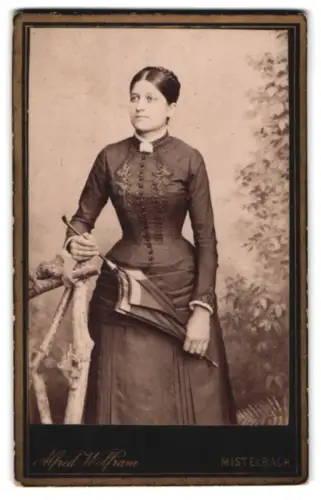Fotografie Alfred Wolfram, Mistelbach, an der Staatsbahn, Elegante Dame mit Schirm