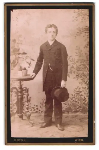 Fotografie R. Denk, Wien, Hauptstrasse 19, Junge im eleganten Anzug