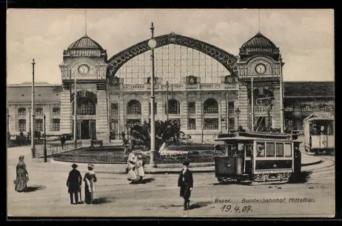 AK Basel, Bundesbahnhof mit Mittelbau, Strassenbahn