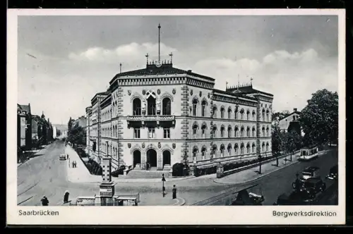 AK Saarbrücken, Bergwerksdirektion mit Strassengabelung u. Strassenbahn, 