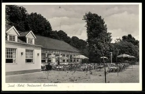 AK Berlin-Wannsee, Lindwerder, Insel-Hotel-Restaurant Lindwerder, Inh. Heinz Carlsson, mit Terrasse